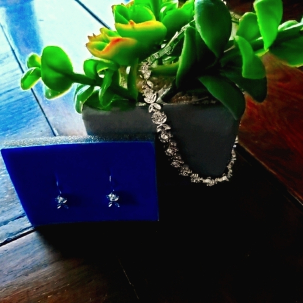 🆕️GORGEOUS AVON TENNIS BRACELET AND EARRINGS